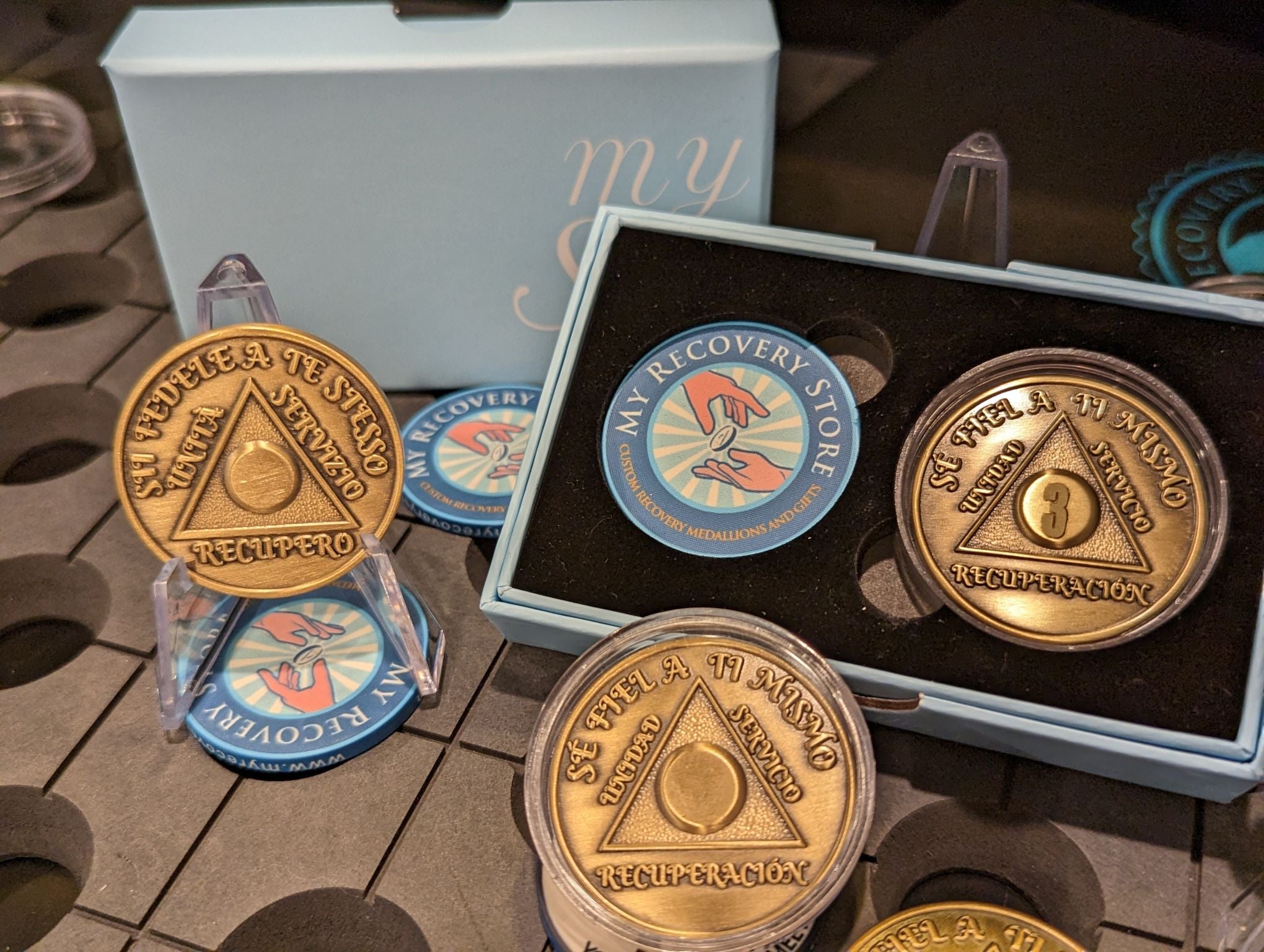 Spanish Sobriety Coin | 1-60 Years Engraved in Regular Numbers | AA Recovery Medallion