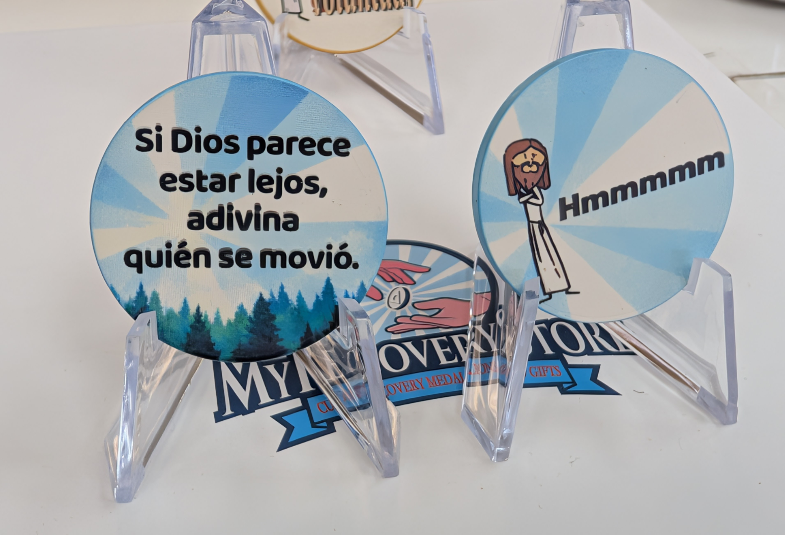 Si Dios Parece Estar Lejos Recovery Chip Spanish Sobriety Gift