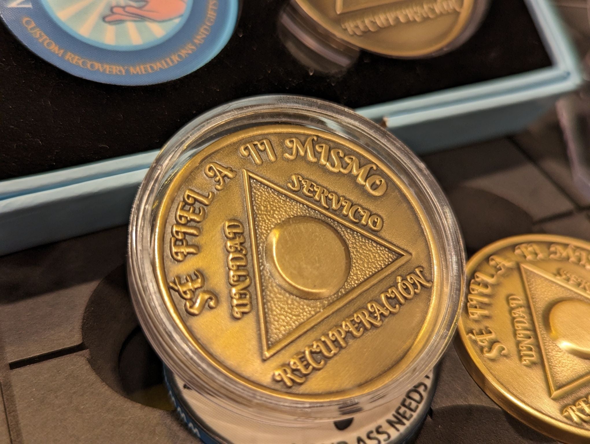 Spanish Sobriety Coin | 1-60 Years Engraved in Regular Numbers | AA Recovery Medallion