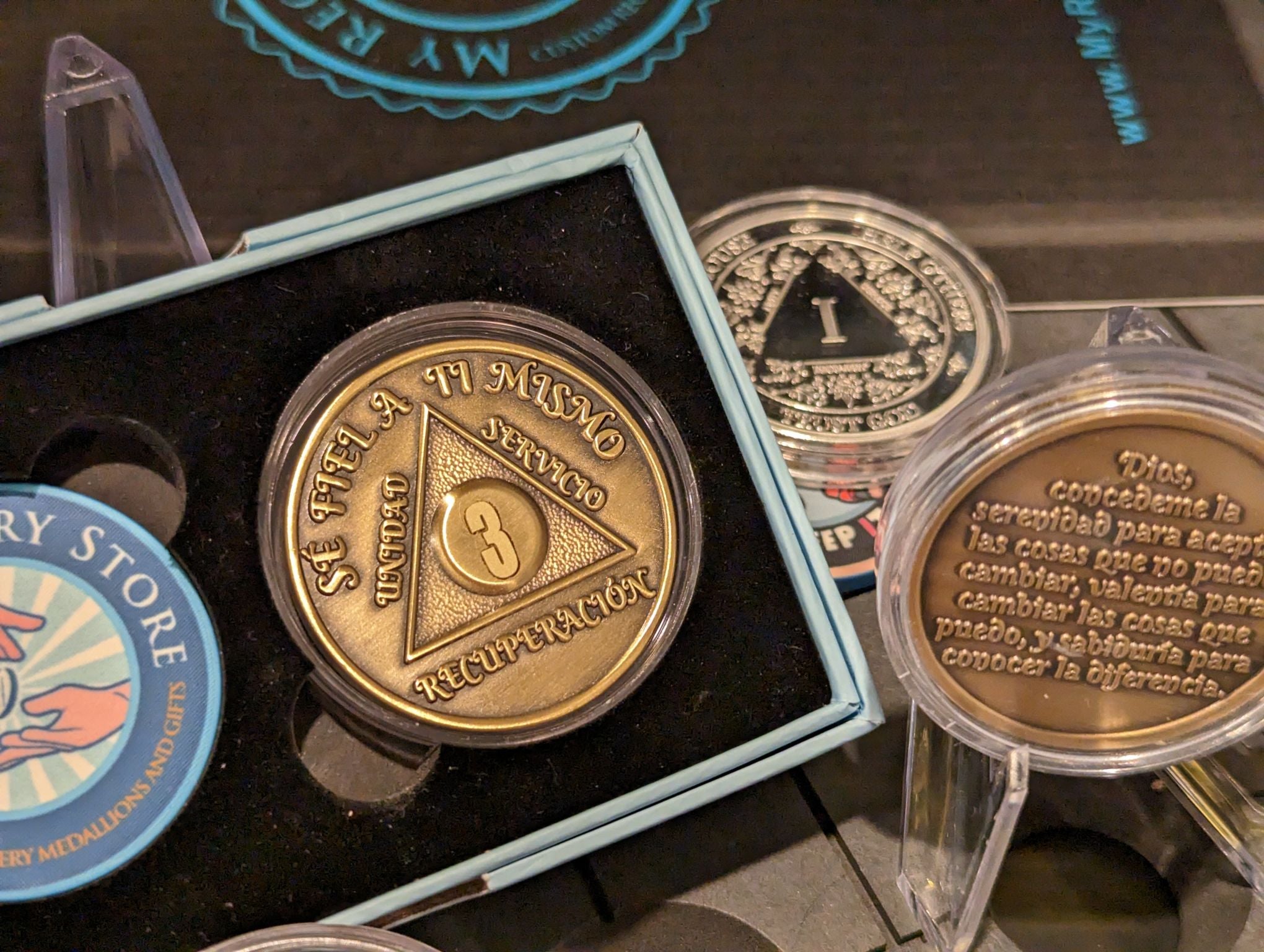 Spanish Sobriety Coin | 1-60 Years Engraved in Regular Numbers | AA Recovery Medallion