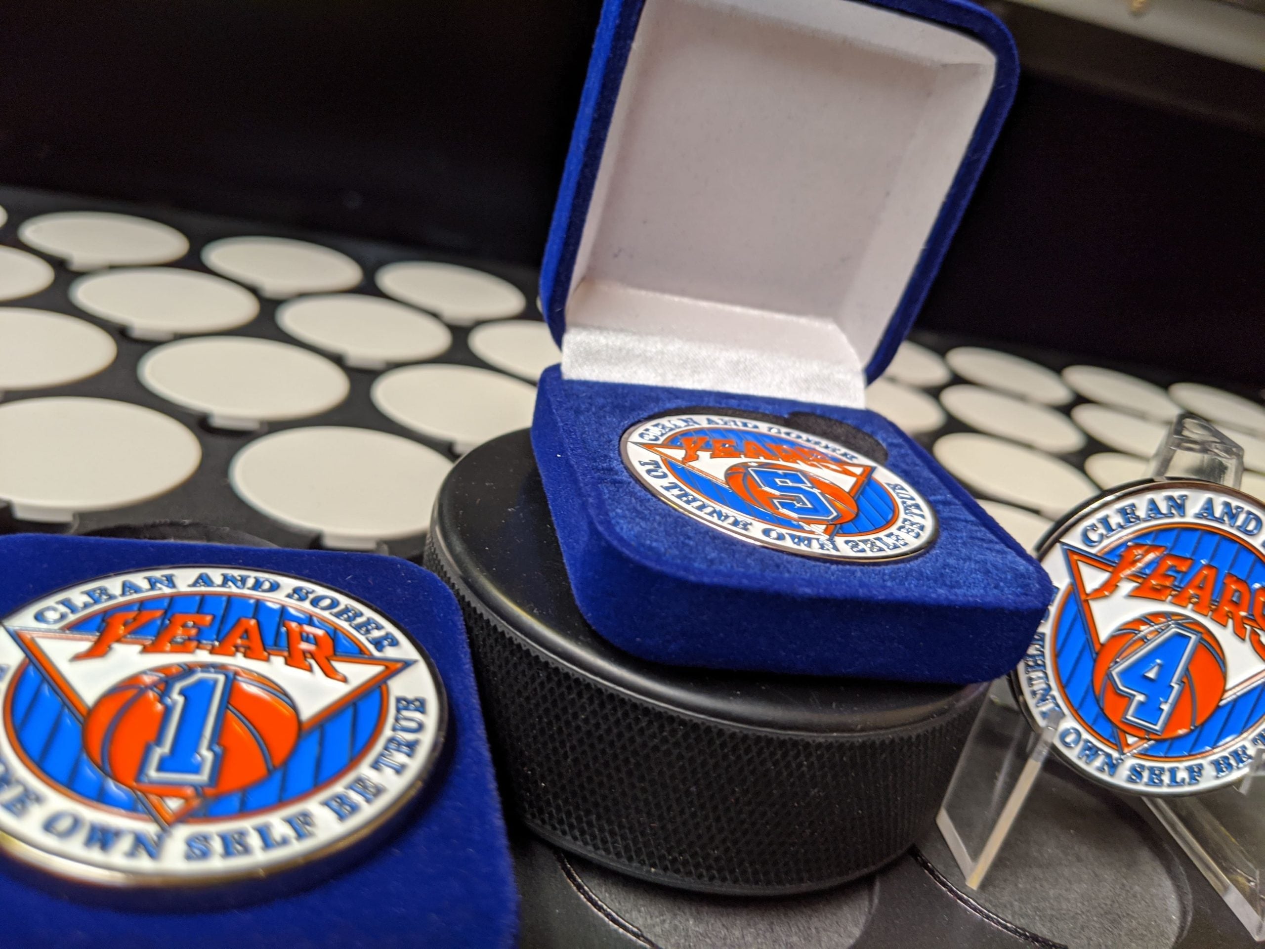 MyRecoveryStore Knicks Basketball Style Medallion AA Yearly Chip for Alcoholics Anonymous (Years 1-5) Comes Inside Its Own Blue Gift Box