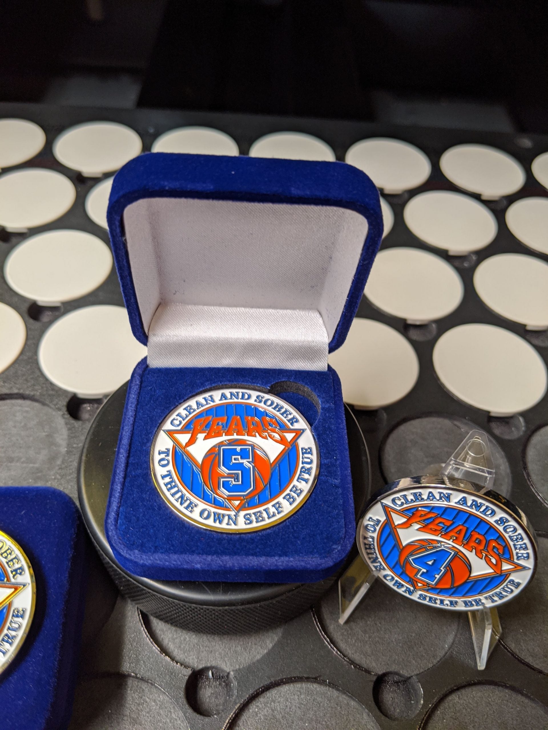 MyRecoveryStore Knicks Basketball Style Medallion AA Yearly Chip for Alcoholics Anonymous (Years 1-5) Comes Inside Its Own Blue Gift Box